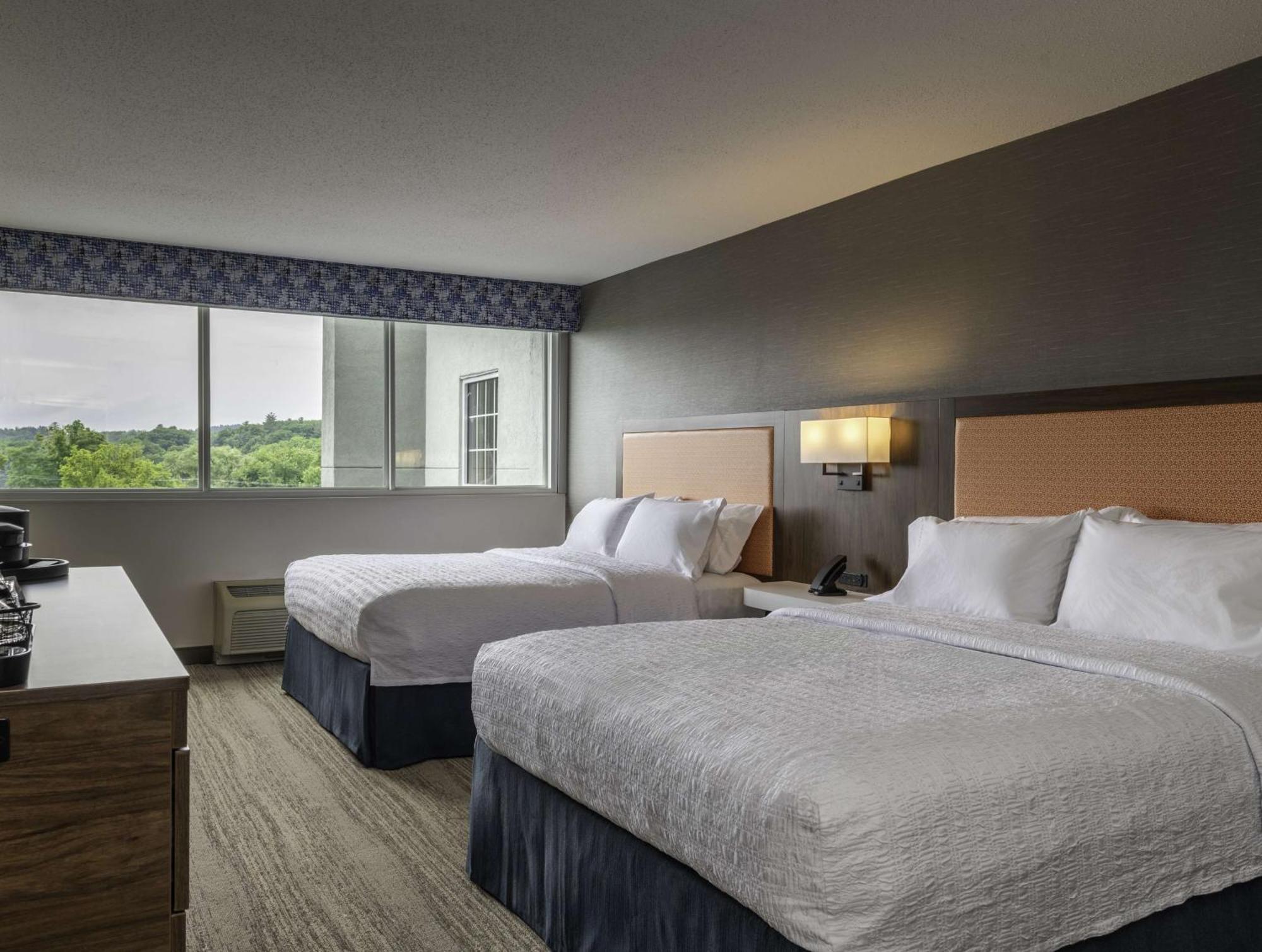 Hampton Inn Manchester Downtown Exterior photo